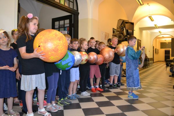 Pan Kopernik i planety- uczniowie PSP nr 3 w Grodkowie